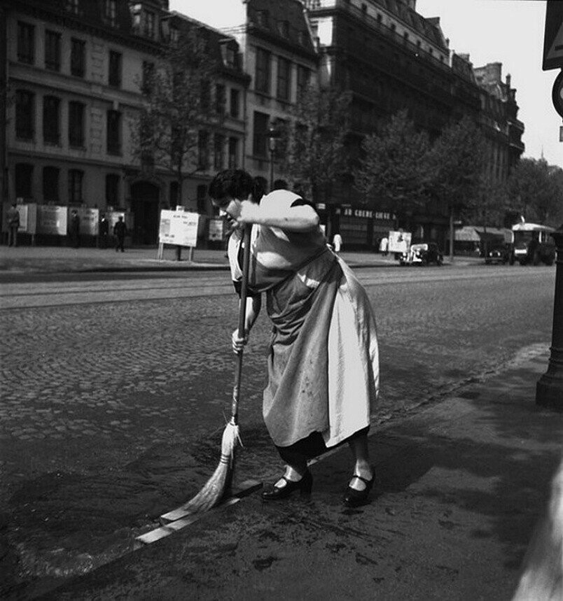 Дворник. Монпарнас, Париж, 1937. Фотограф Эмиль Савитри