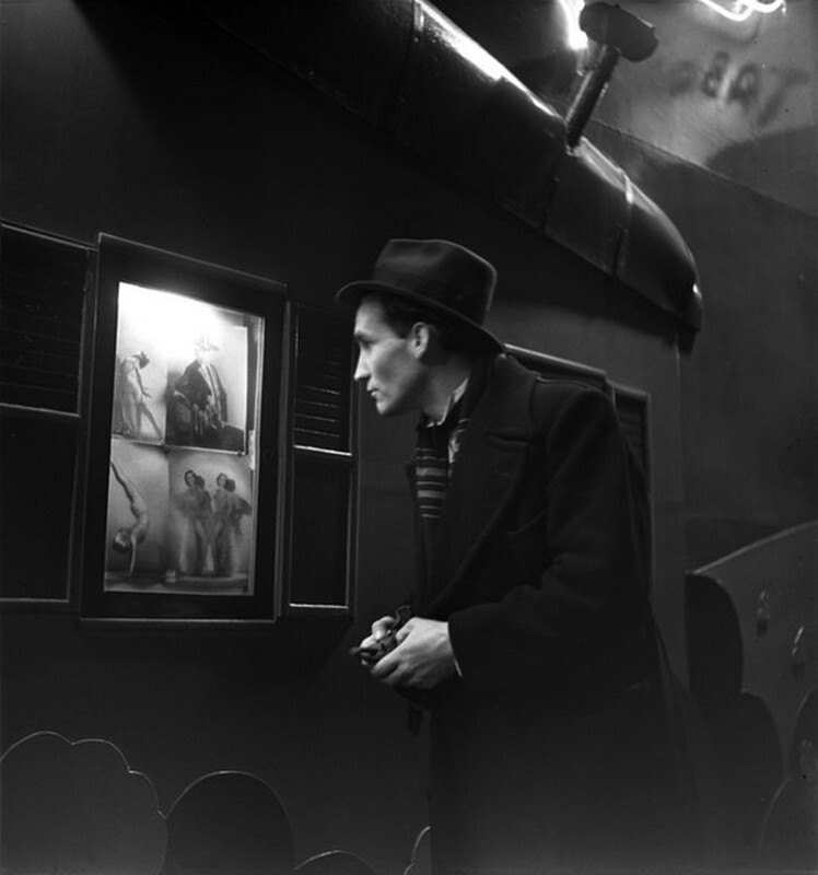 Перед кабаре, Пигаль, Париж, 1938. Фотограф Эмиль Савитри