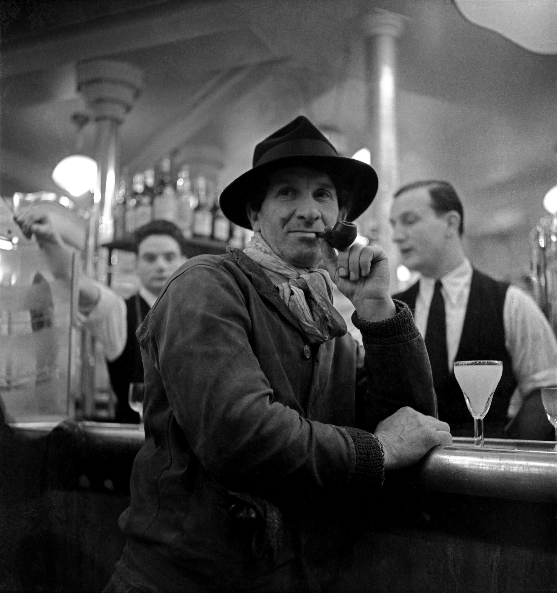 Самуэль Грановски в кафе «Ротонда», Париж, 1930-е. Фотограф Эмиль Савитри