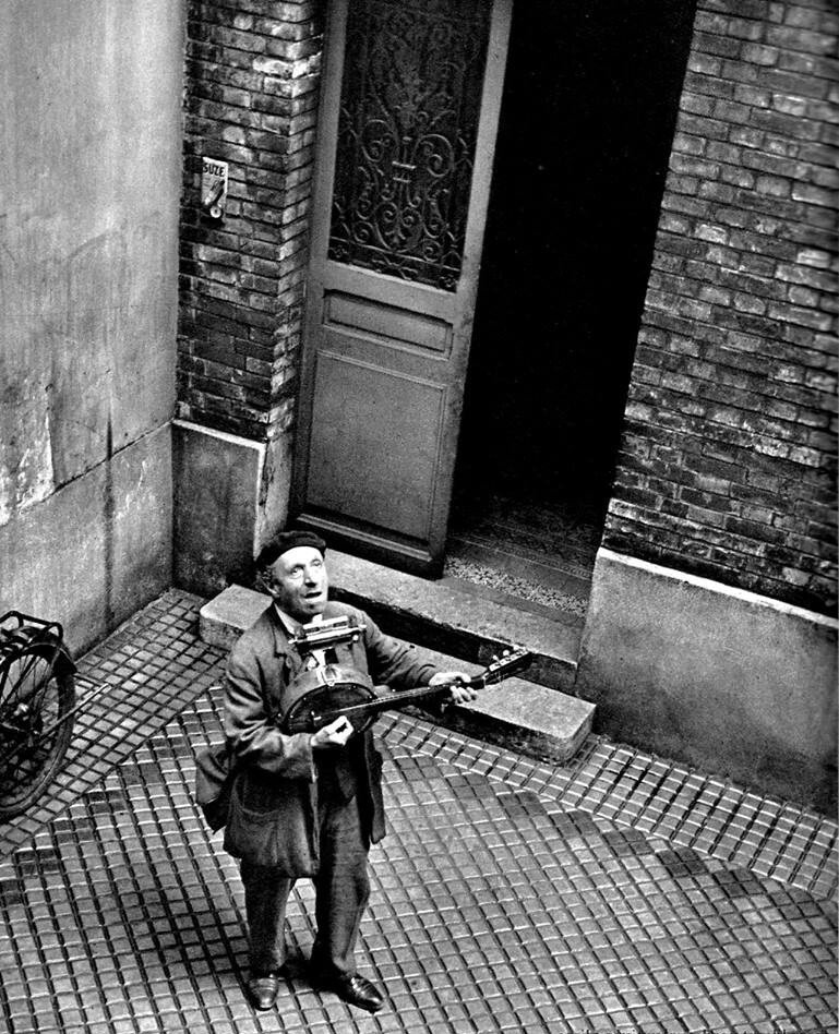 Уличный певец, Париж, 1950-е. Фотограф Эмиль Савитри
