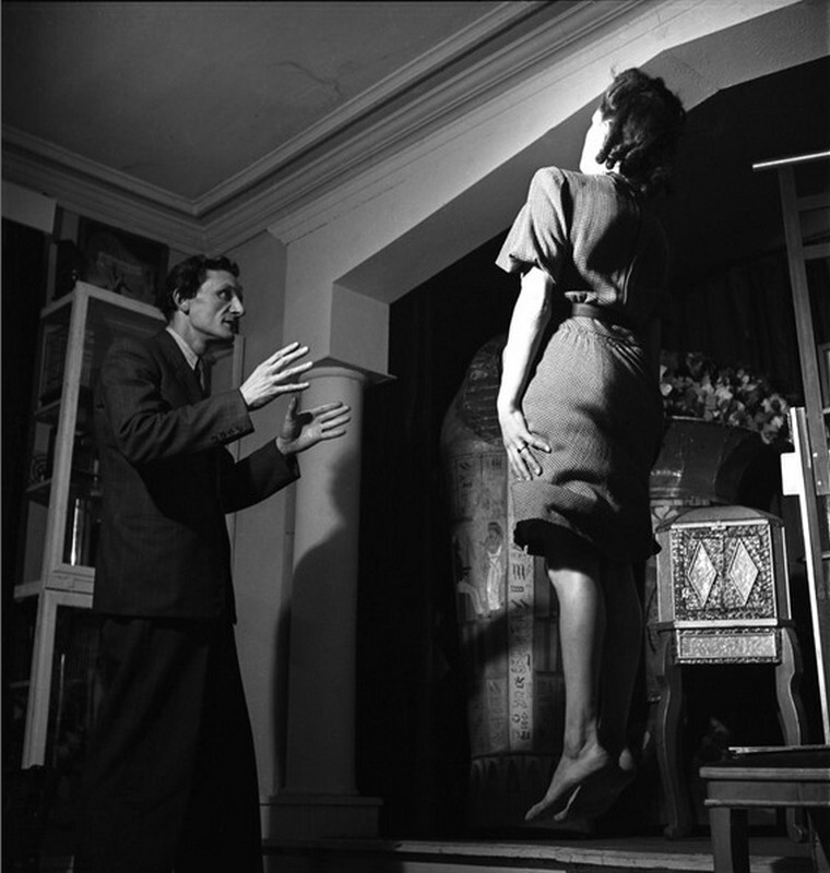 Фокусник Ги Берт, Париж, 1947. Фотограф Эмиль Савитри