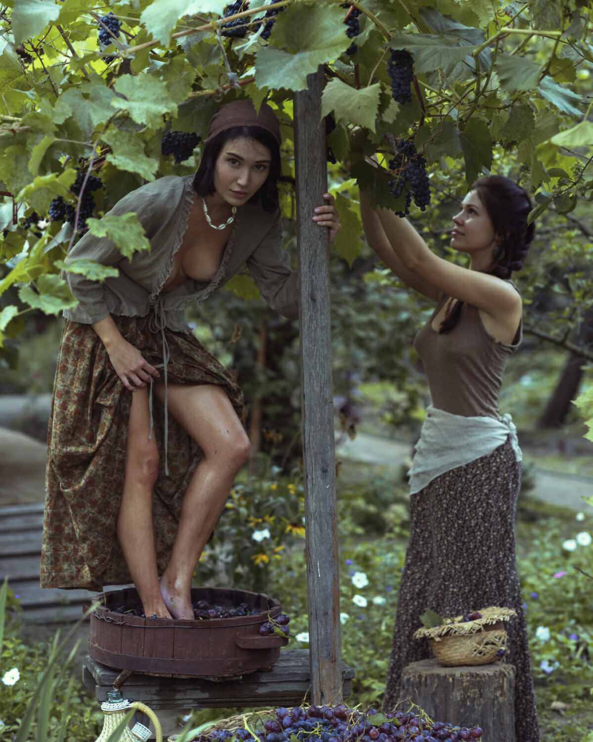 Девушки и виноград. Фотограф Давид Дубницкий