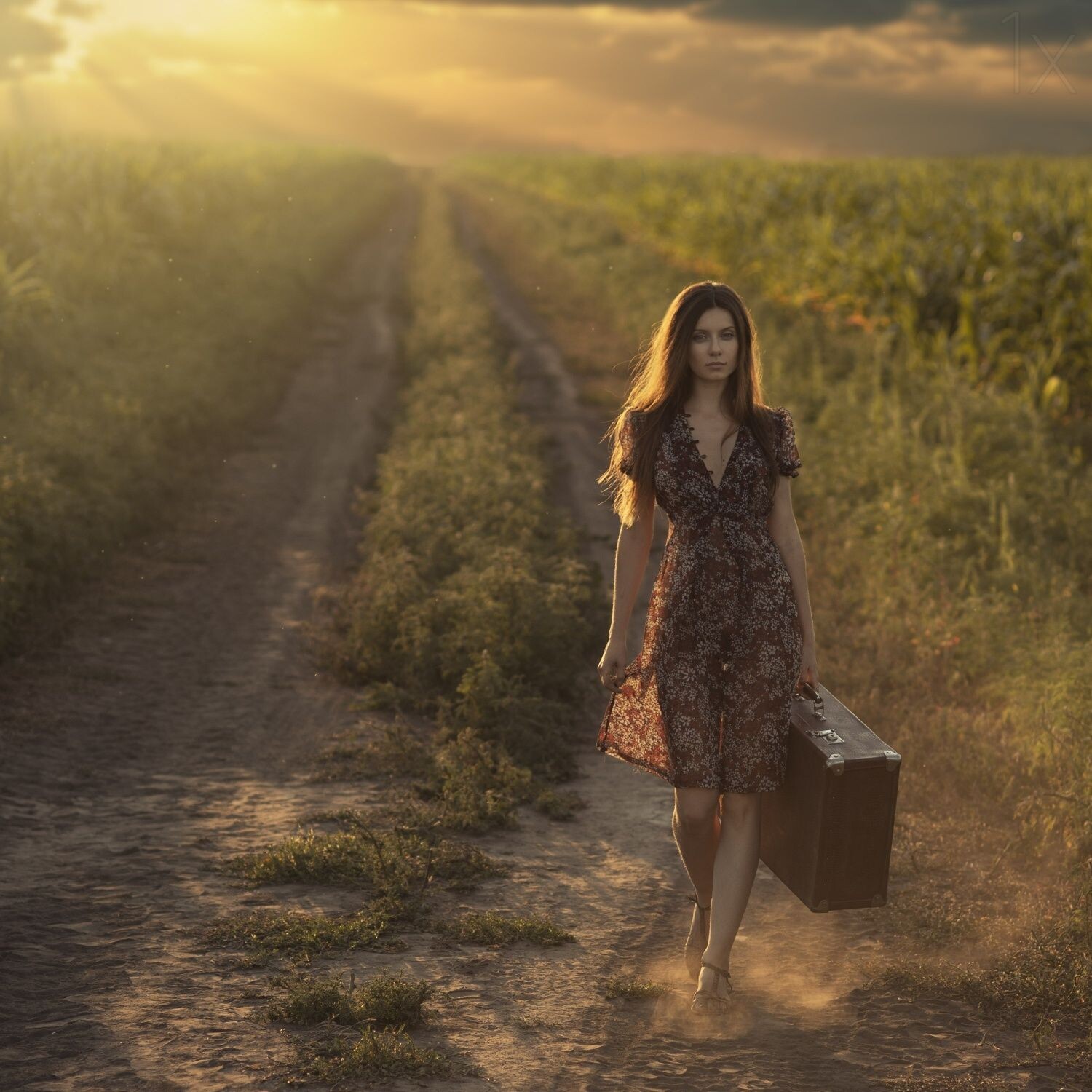 Девушка с чемоданом. Фотограф Давид Дубницкий