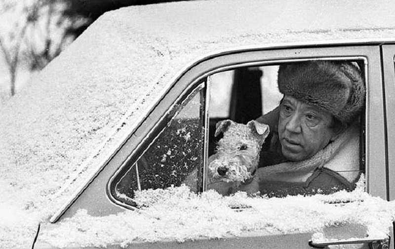 Юрий Никулин со своей собакой, 1979. Фотограф Лев Шерстенников