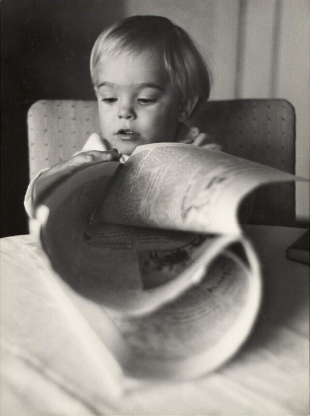 Ребенок с газетой, примерно 1950-е годы. Фотограф Виктор Мееуссен