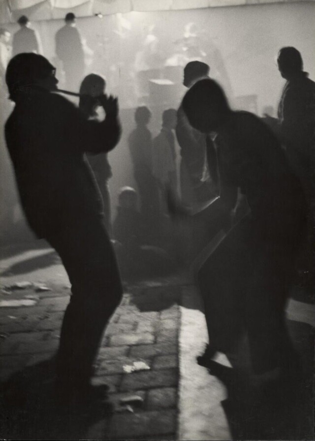 Музыканты и танцоры на улицах, примерно 1950-е годы. Фотограф Виктор Мееуссен