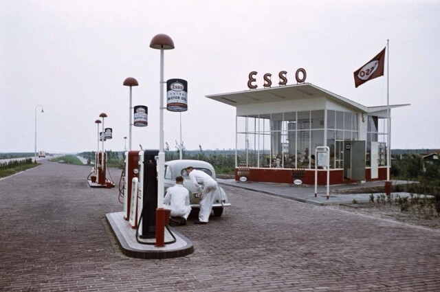 Заправочная станция, Нидерланды, 1957 год. Фотограф Виктор Мееуссен