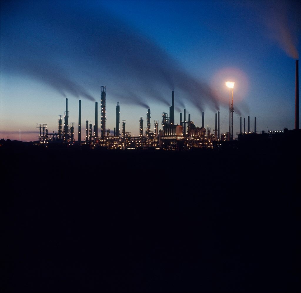Нефтеперерабатывающий завод Shell ночью, примерно 1960-е годы. Фотограф Виктор Мееуссен