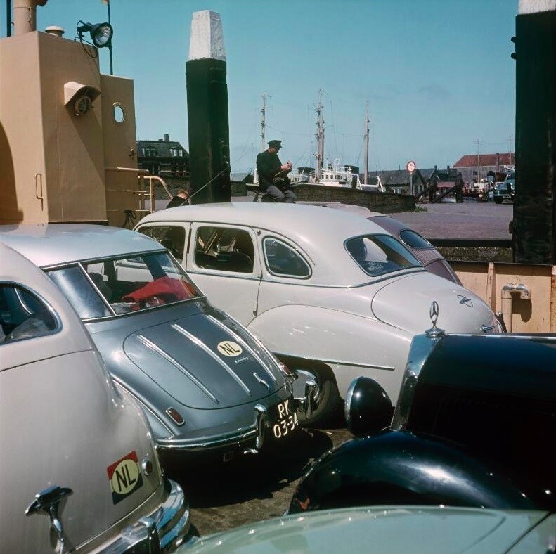 Автомобили на пароме близ Маасслуиса, примерно 1950-е годы. Фотограф Виктор Мееуссен