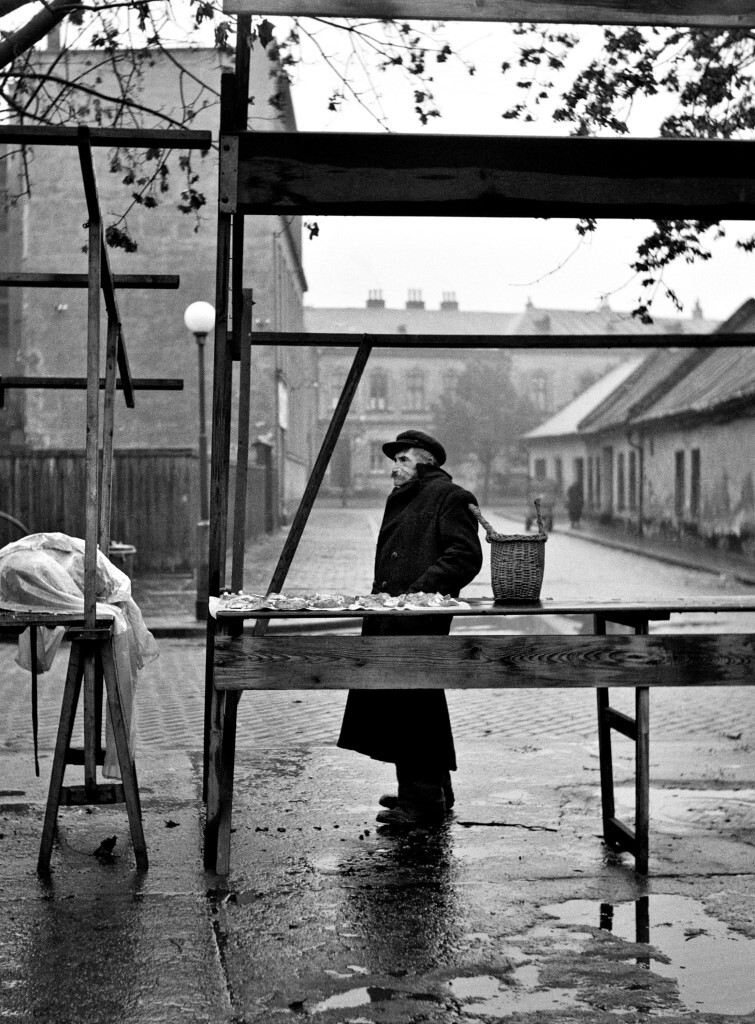 Продавец грибов, Простеёв, 1955. Фотограф Милон Новотны