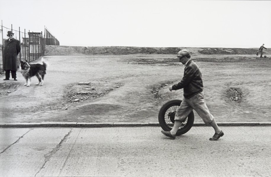 Человек с колесом, ок. 1958. Фотограф Милон Новотны