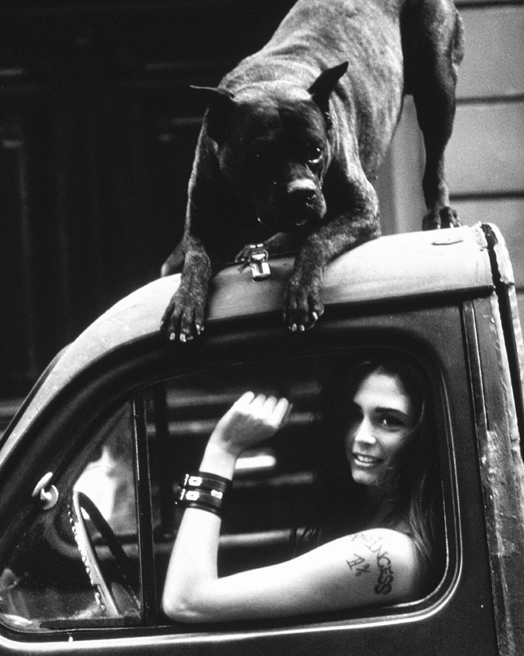 Стейси с боксёром. Париж, ок. 1990. Фотограф Ришар Ожар
