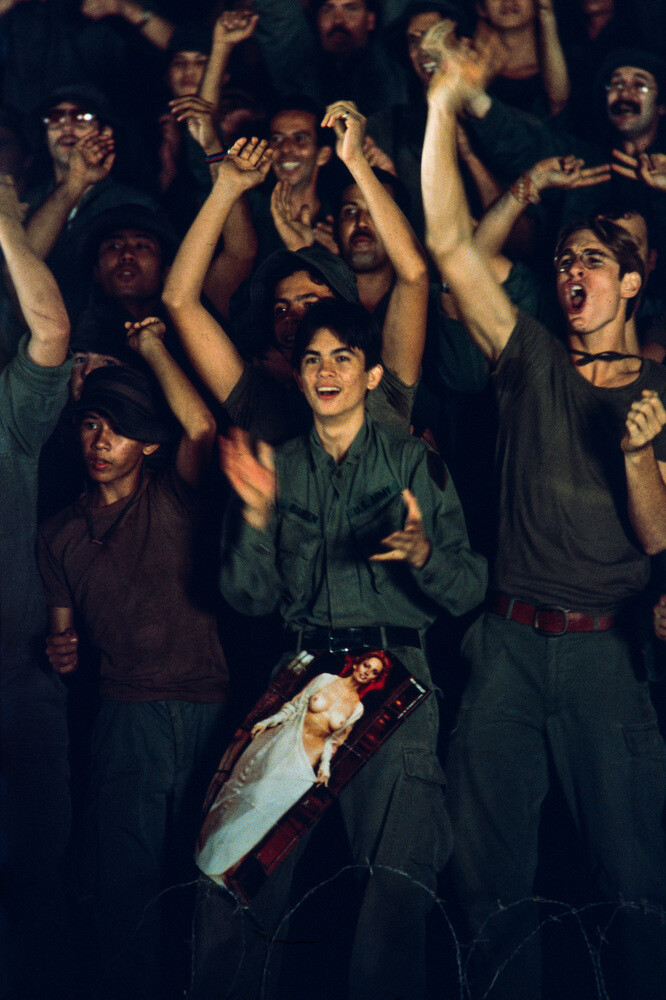 Солдаты с портретами красоток из «Плейбой», сцена фильма «Апокалипсис сегодня», Филиппины, 1976 год. Фотограф Час Герретсен