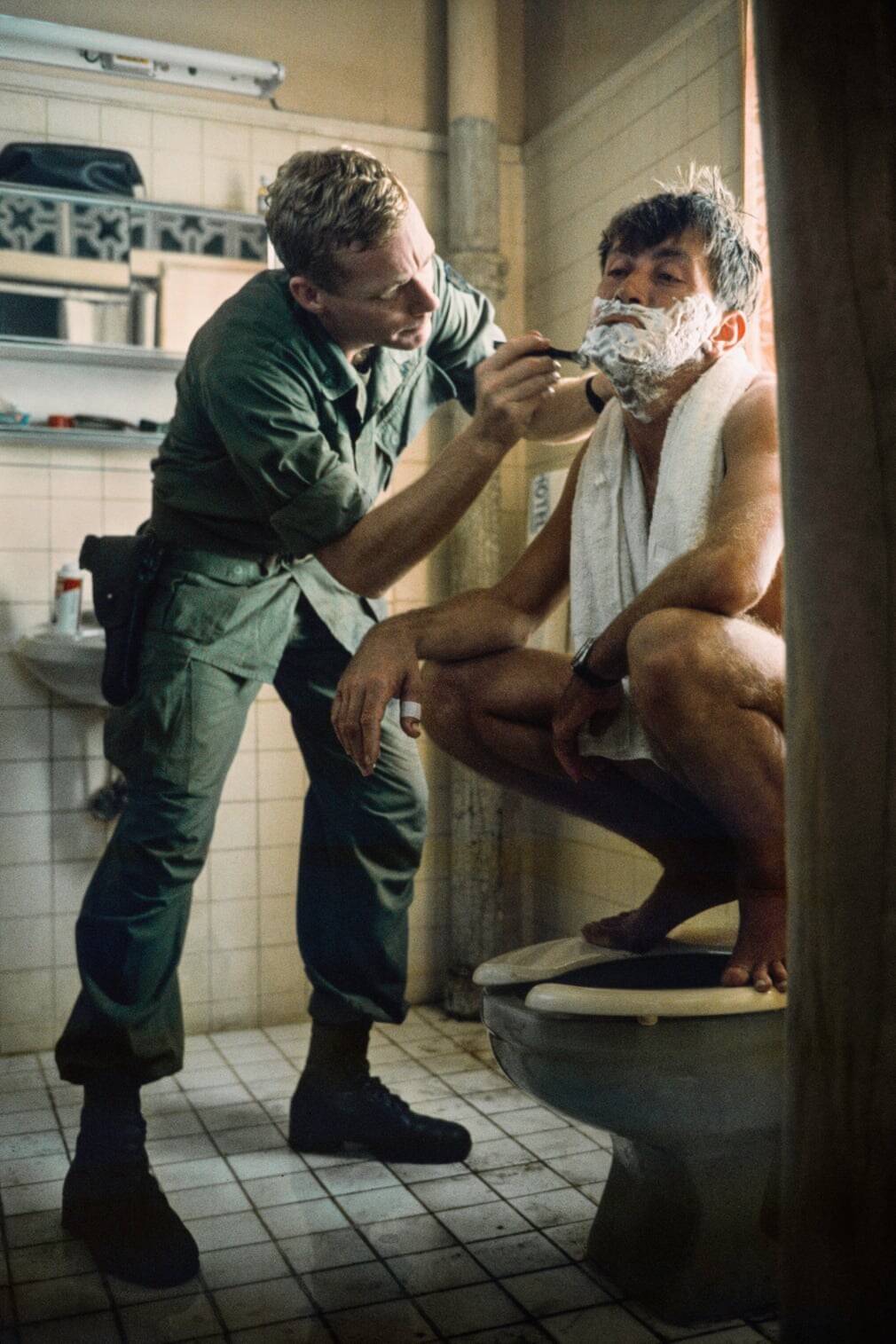 Мартина Шина бреют перед съёмкой. Актер, которому тогда было 36 лет, перенес нервный срыв и сердечный приступ во время съемок. Фотограф Час Герретсен