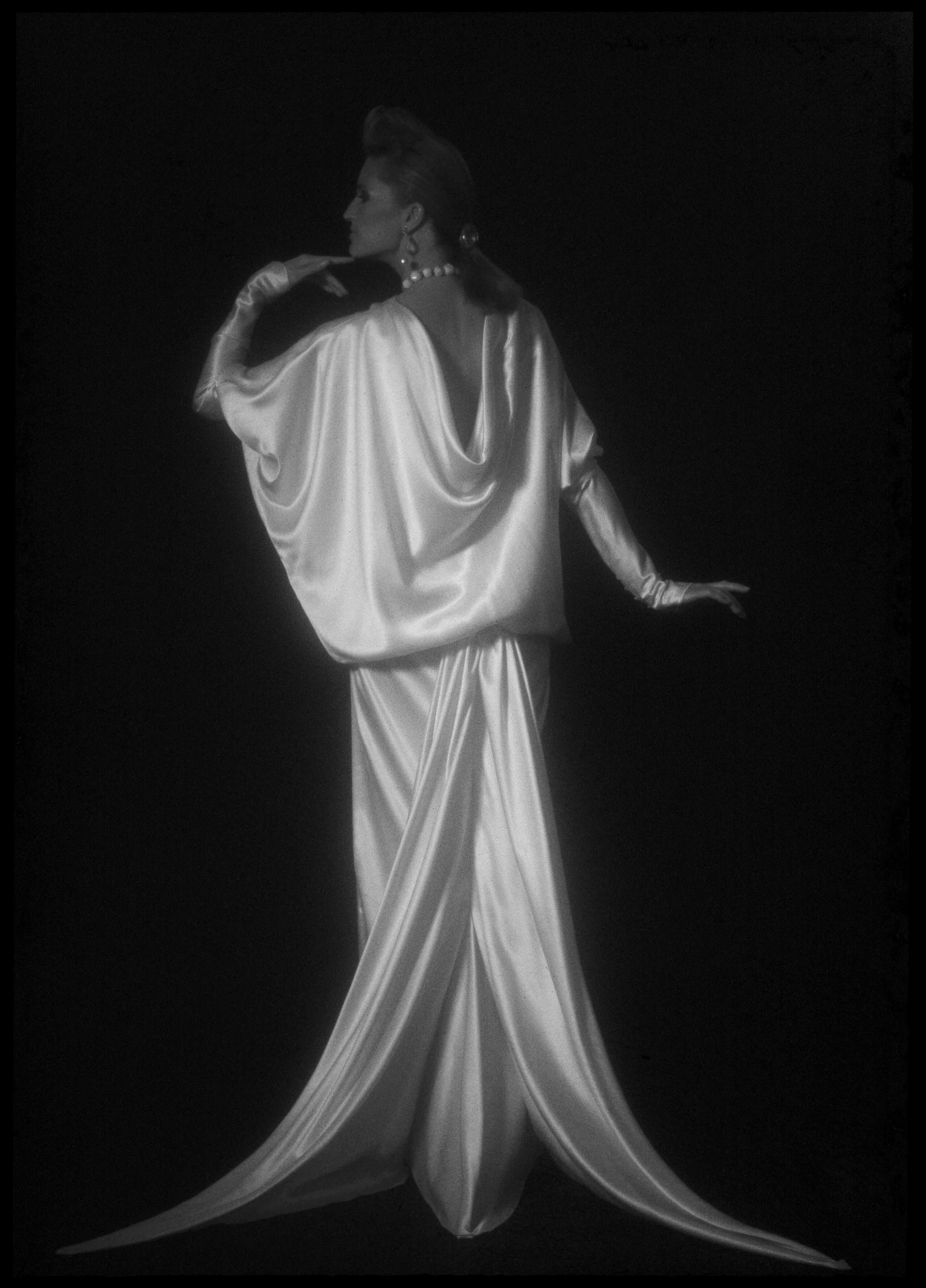 Женщина в белом атласе. Фотограф Роберт Фарбер