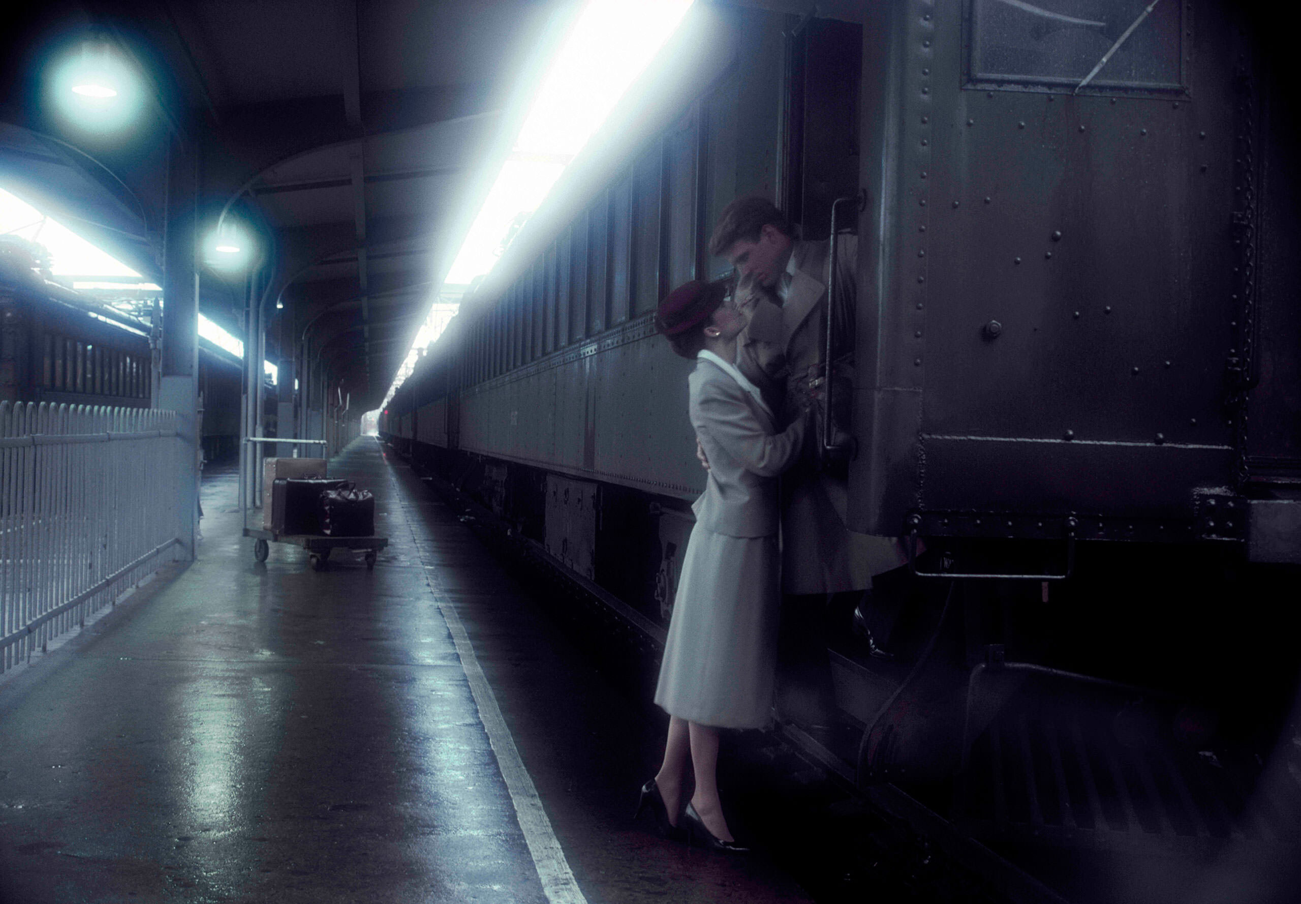 Поцелуй у поезда. Фотограф Роберт Фарбер