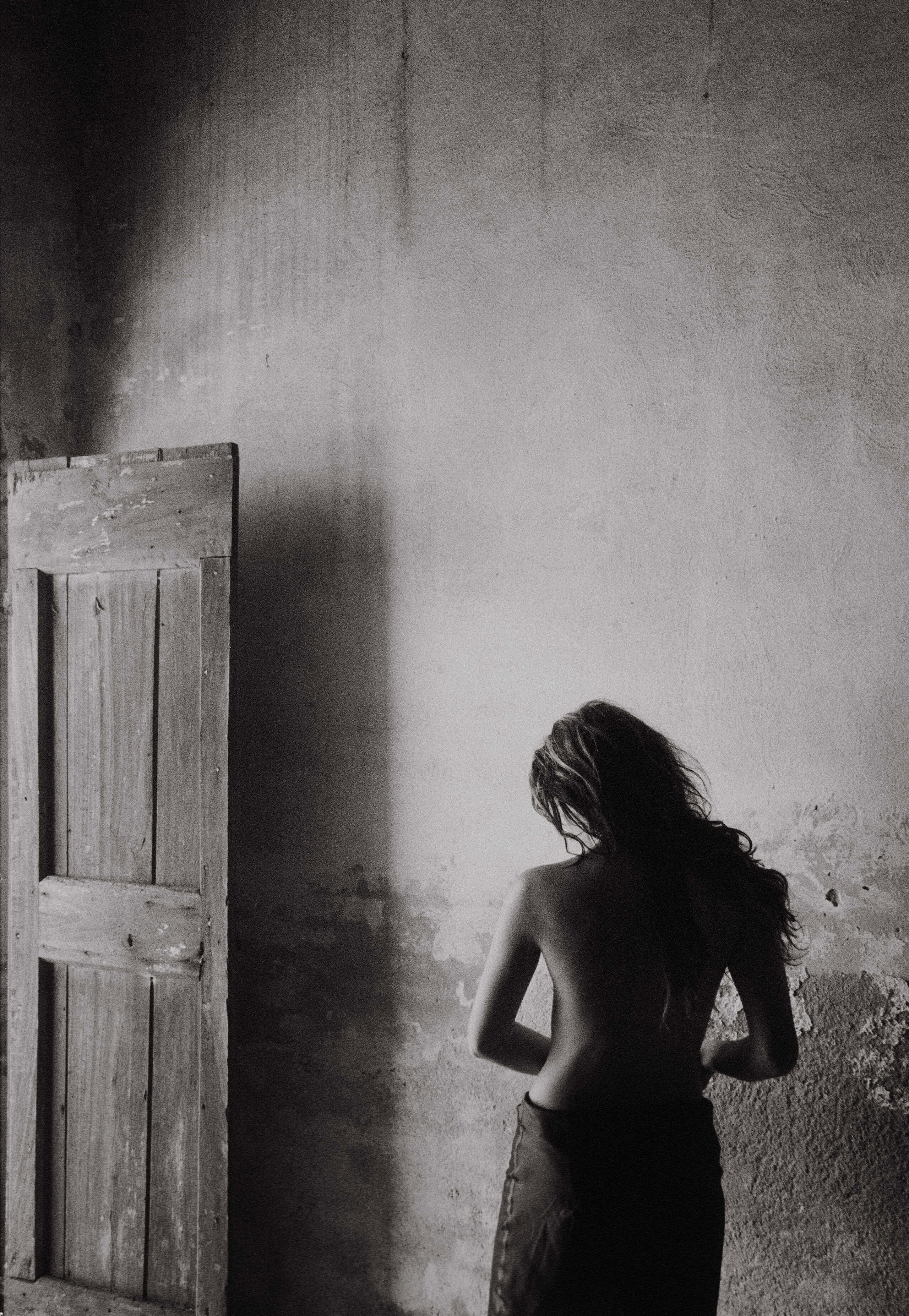 Женщина у двери. Фотограф Роберт Фарбер