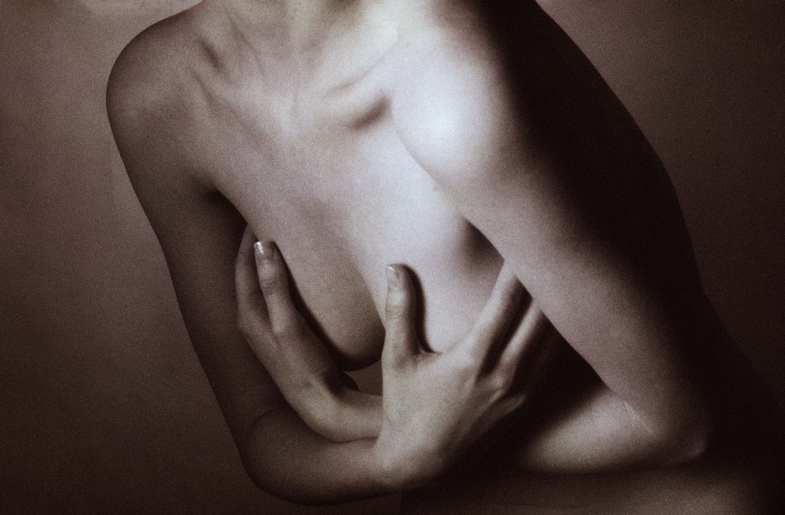 Прикрывая грудь. Фотограф Роберт Фарбер