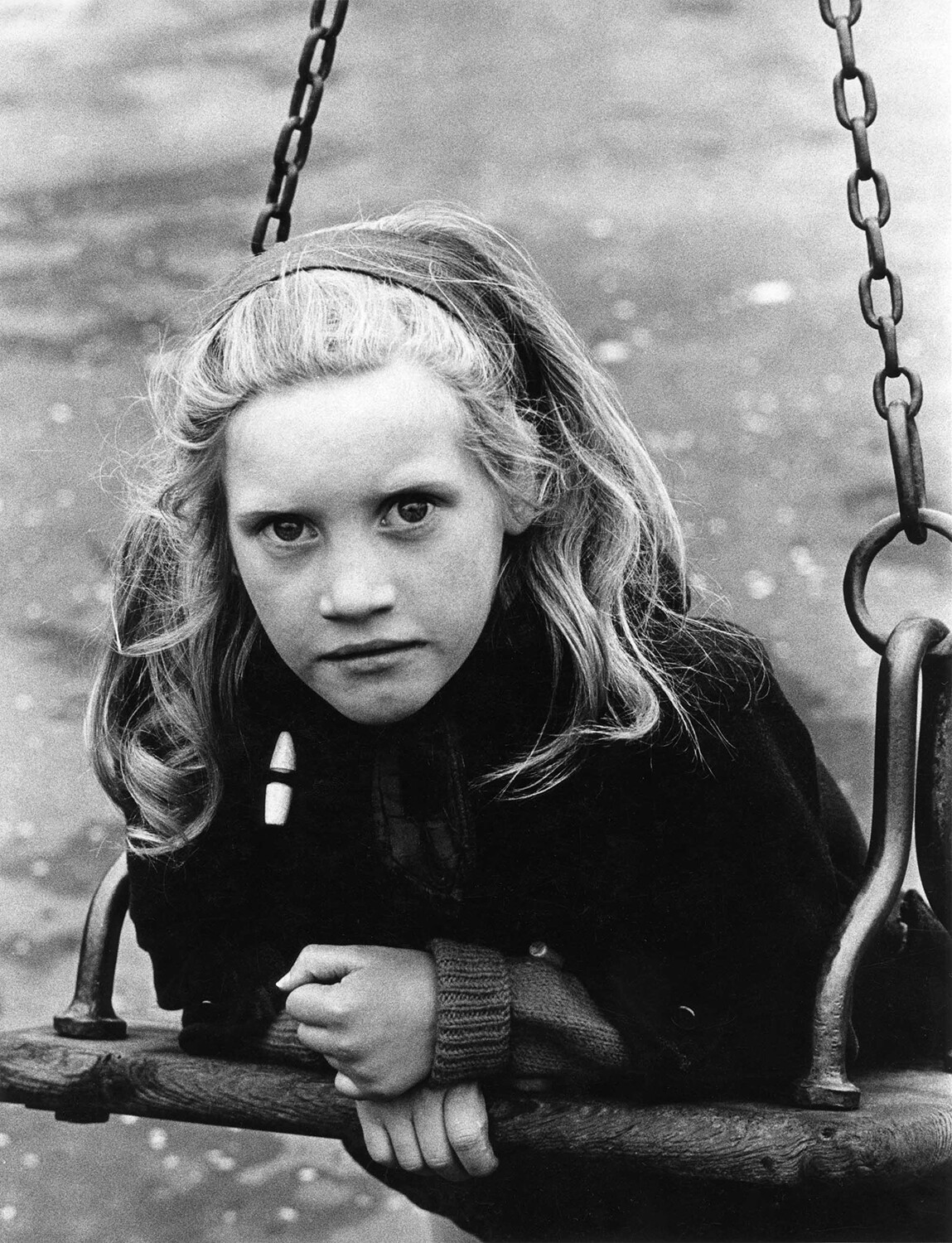 Девочка на качелях, Эдинбург, 1966. Фотограф Роберт Бломфилд