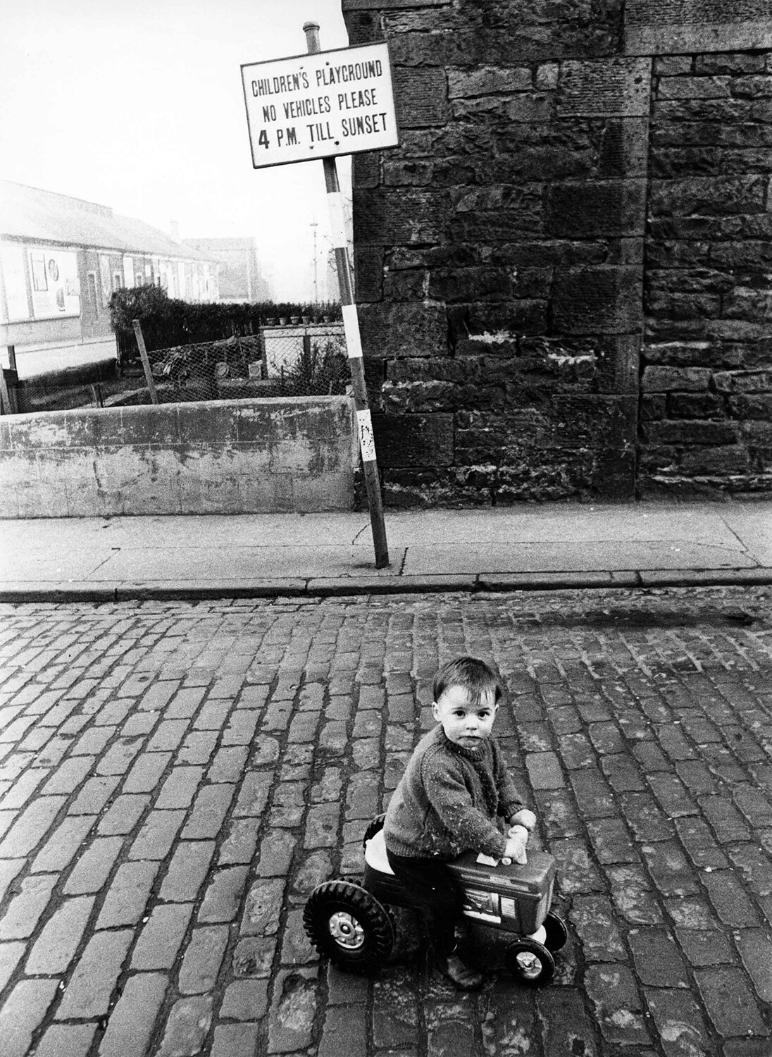 Мальчик на игрушечном тракторе, Эдинбург, 1966. Фотограф Роберт Бломфилд