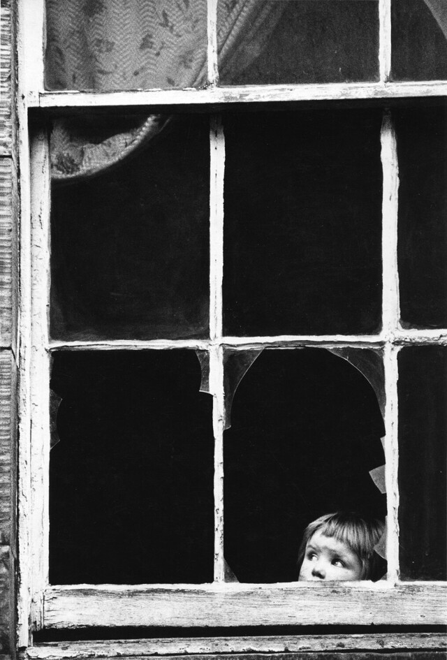 Разбитое окно. Эдинбург, 1966. Фотограф Роберт Бломфилд