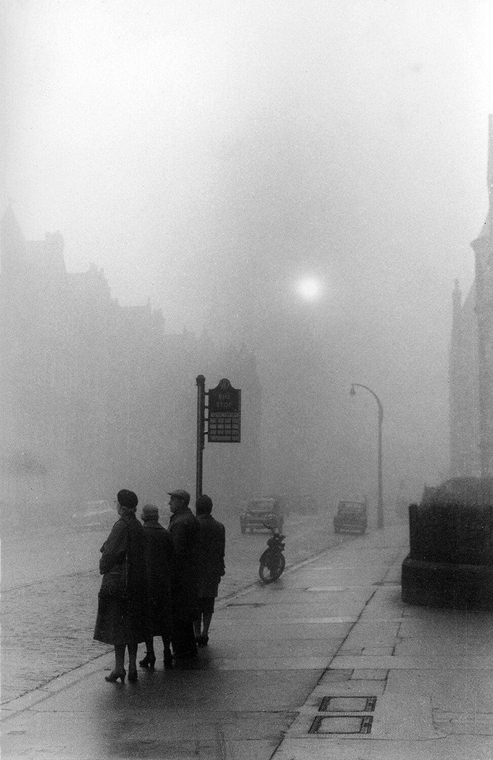 Автобусная остановка ранним утром в Эдинбурге, 1959. Фотограф Роберт Бломфилд