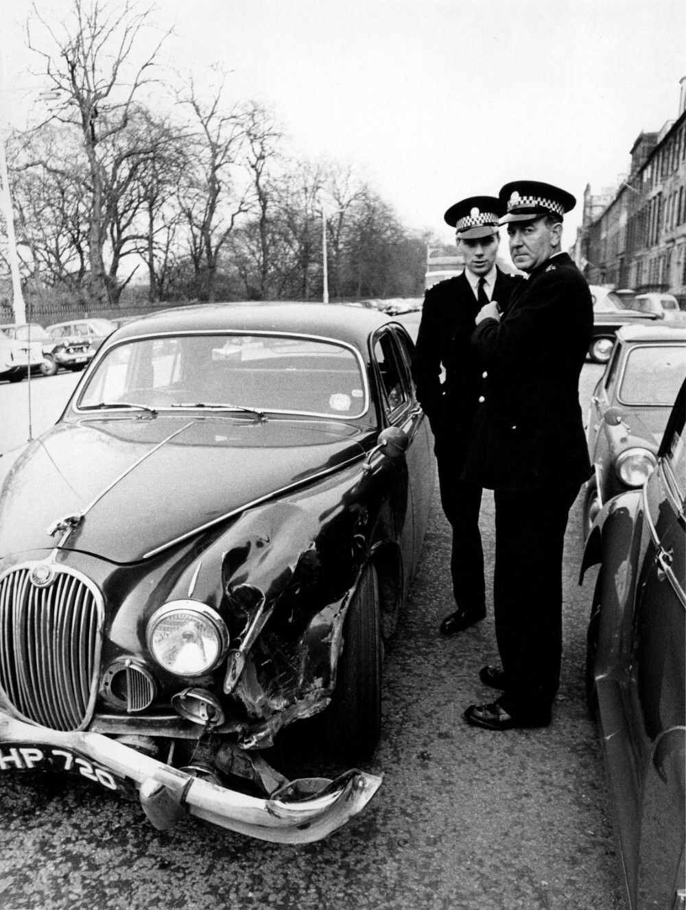 Автомобильная авария на Куин-стрит, Эдинбург, 1966. Фотограф Роберт Бломфилд