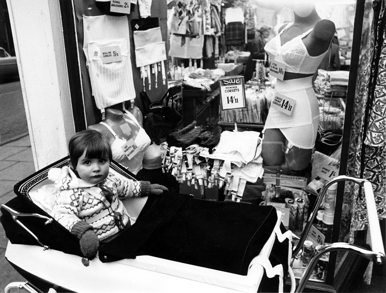 В магазине нижнего белья, Эдинбург, 1965. Фотограф Роберт Бломфилд
