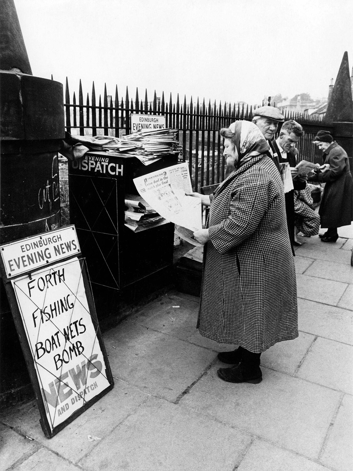 Вечерние новости, Эдинбург, 1965. Фотограф Роберт Бломфилд