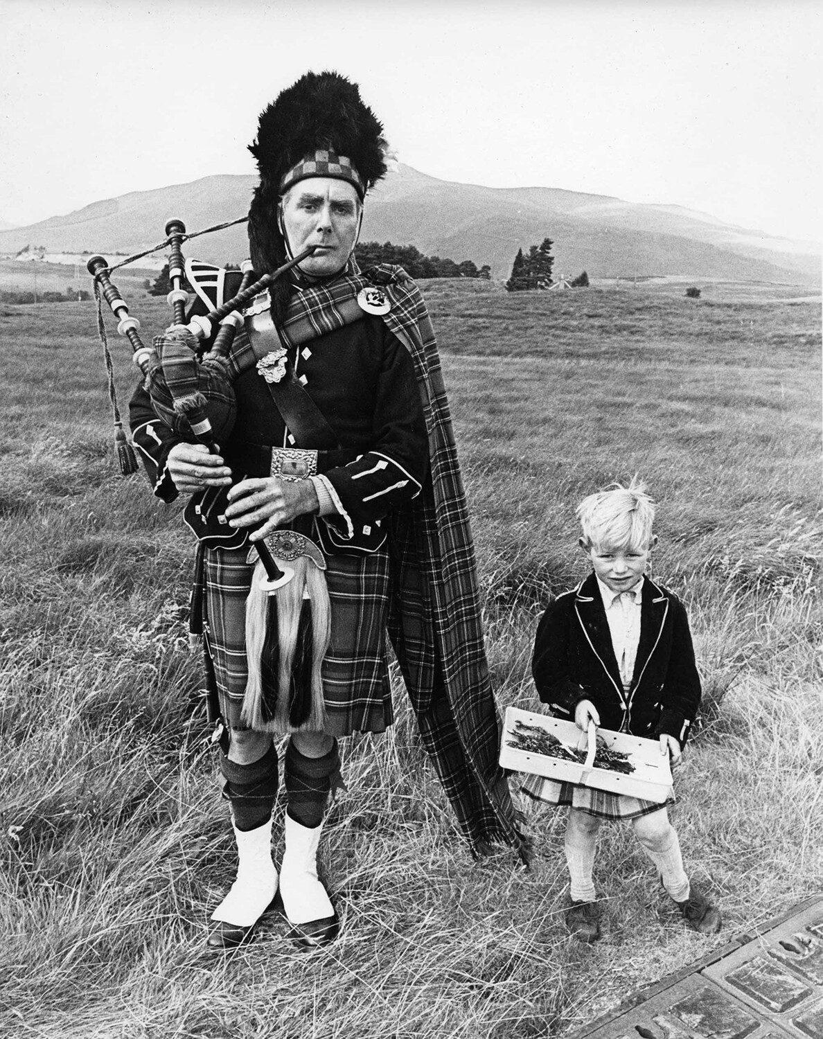 Волынщик с сыном недалеко от Эдинбурга, 1966. Фотограф Роберт Бломфилд