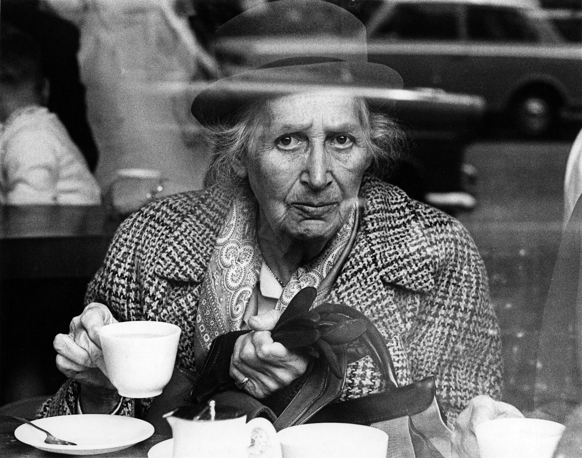Дама за столиком. Эдинбург, 1966. Фотограф Роберт Бломфилд