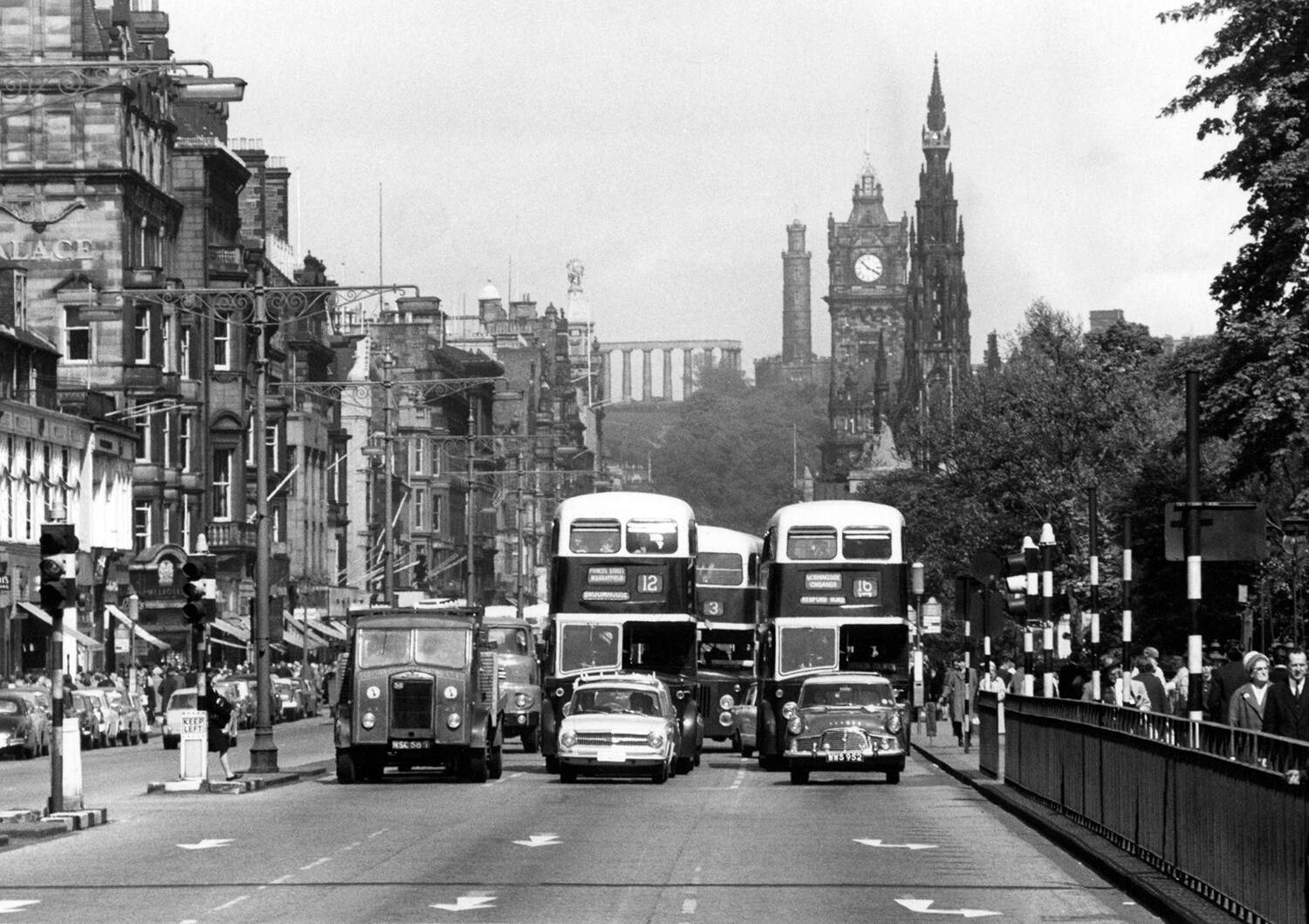 Дорожное движение на Принсес-стрит (Принцес-стрит), Эдинбург, 1964. Фотограф Роберт Бломфилд