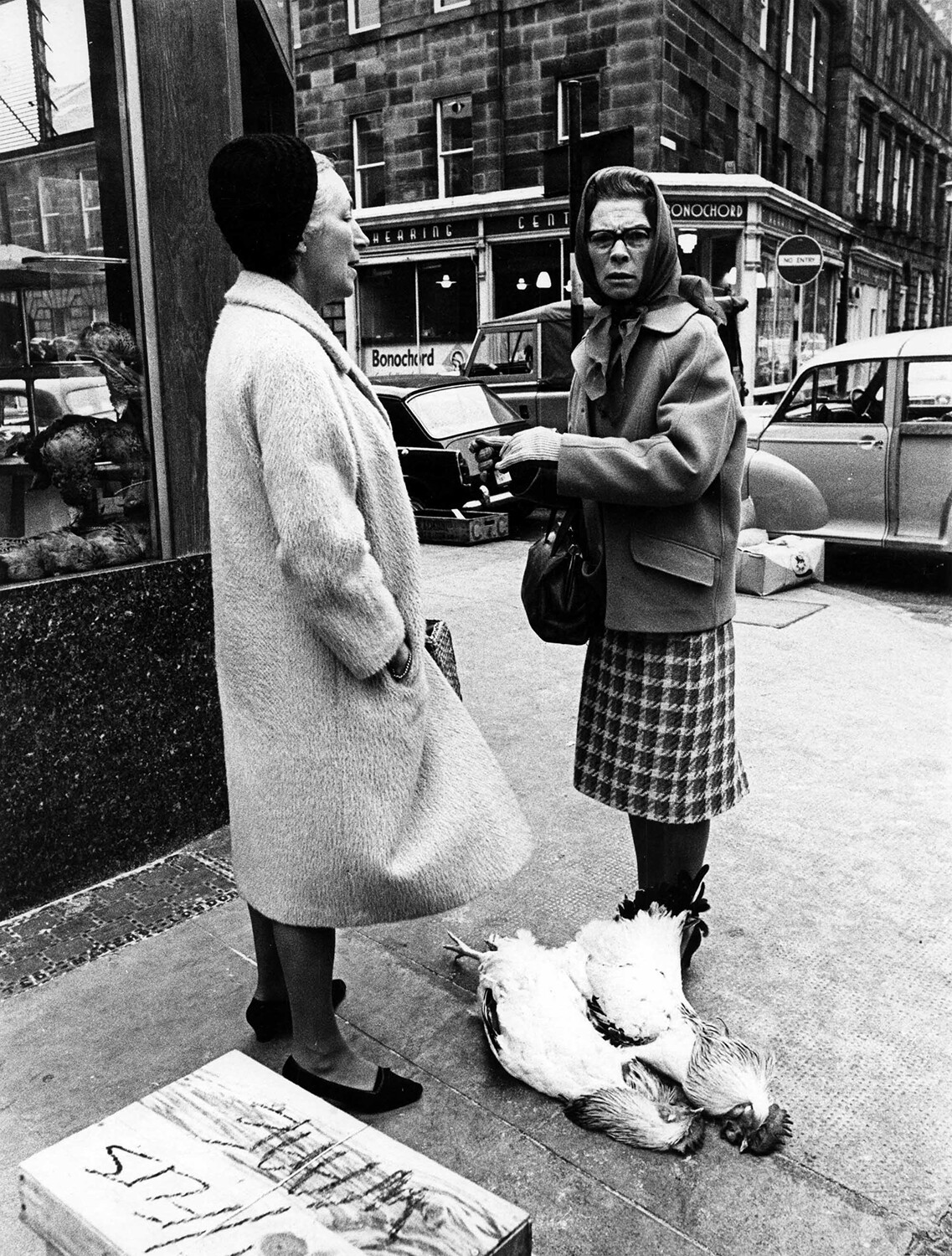 Женщины с курами, Вест-Энд, Эдинбург, 1966. Фотограф Роберт Бломфилд