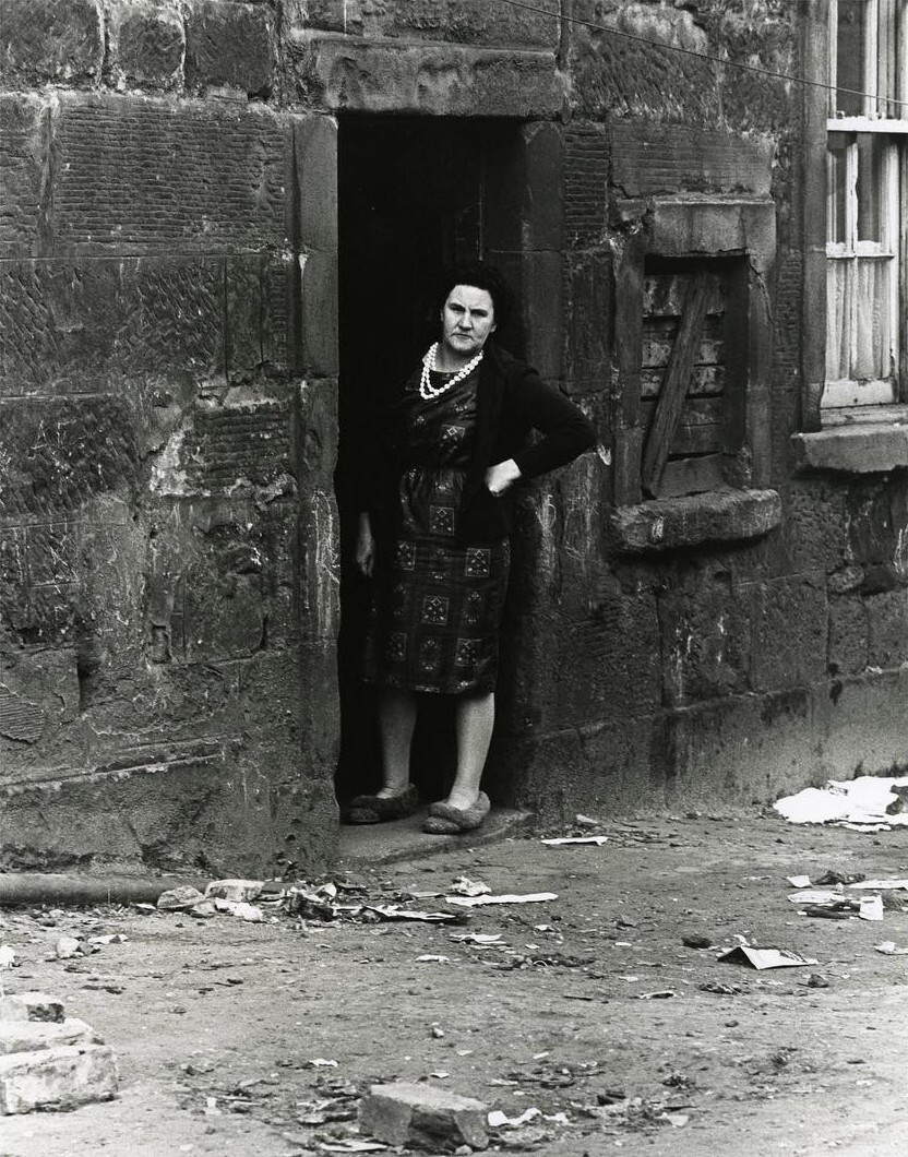 Жительница многоквартирного дома, Эдинбург, 1966. Фотограф Роберт Бломфилд