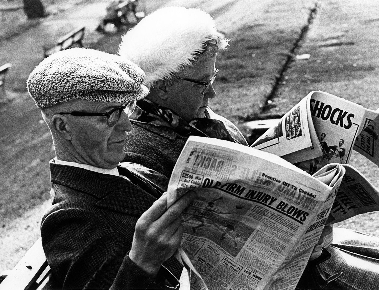 Пара читает газеты, Эдинбург, 1966. Фотограф Роберт Бломфилд