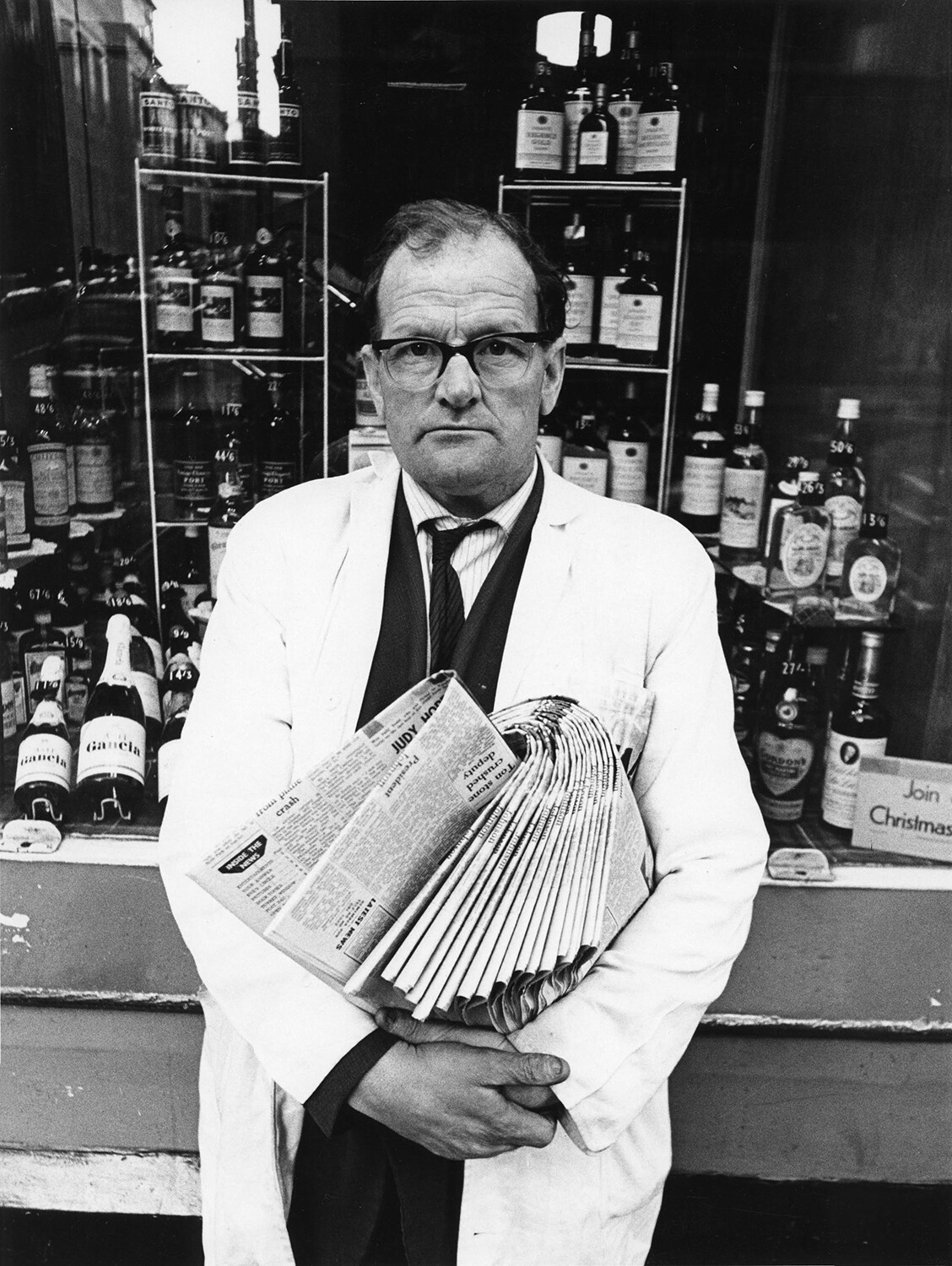 Продавец газет, Эдинбург, 1966. Фотограф Роберт Бломфилд