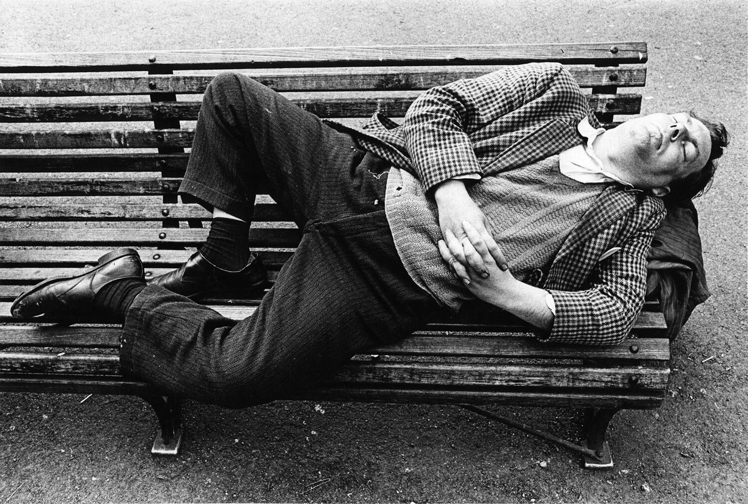 Сон на скамейке, Эдинбург, 1966. Фотограф Роберт Бломфилд