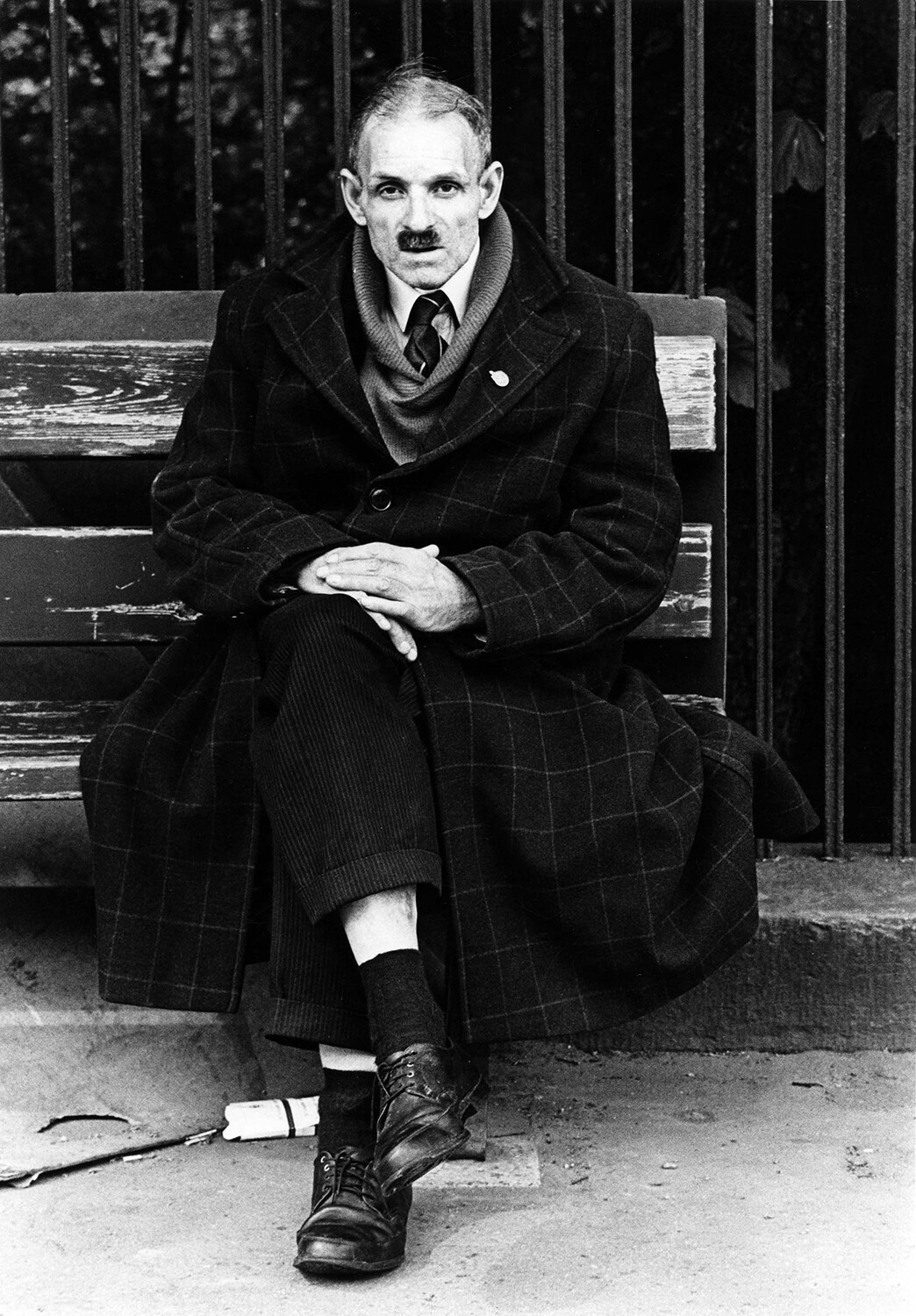 Человек на скамейке, Эдинбург, 1966. Фотограф Роберт Бломфилд