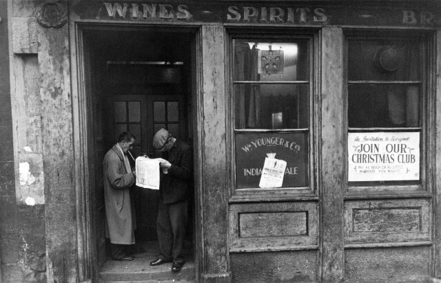 Букмекерская контора возле бара на Артур-стрит, 1960. Фотограф Роберт Бломфилд