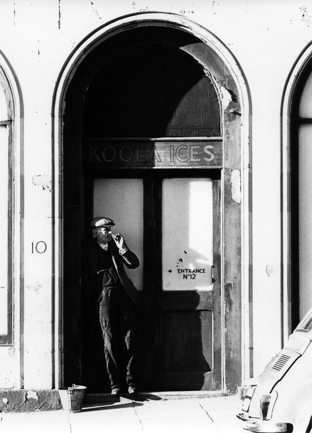 Курящий мужчина в дверях, Эдинбург, 1966. Фотограф Роберт Бломфилд