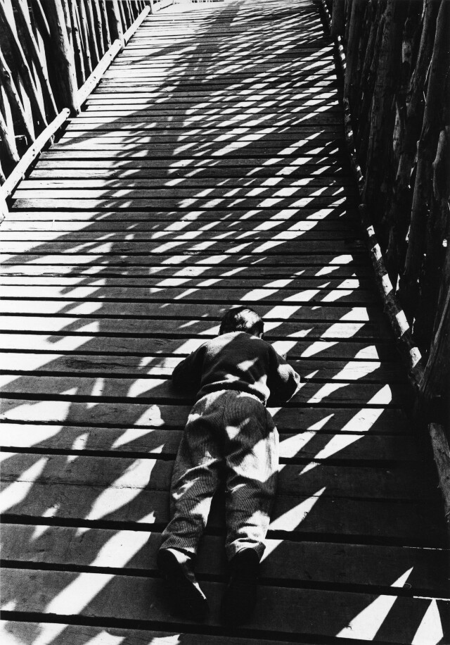 Мальчик на мосту, Эдинбург, 1966. Фотограф Роберт Бломфилд