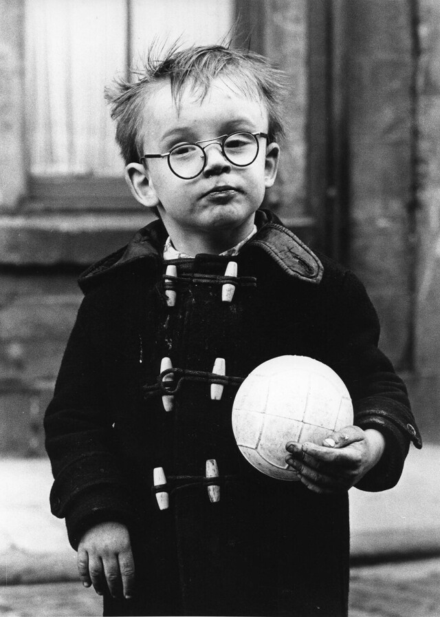 Мальчик с мячом, Эдинбург, 1966. Фотограф Роберт Бломфилд