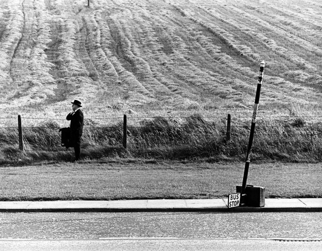 Автобусная остановка, Блэкридж, 1966. Фотограф Роберт Бломфилд
