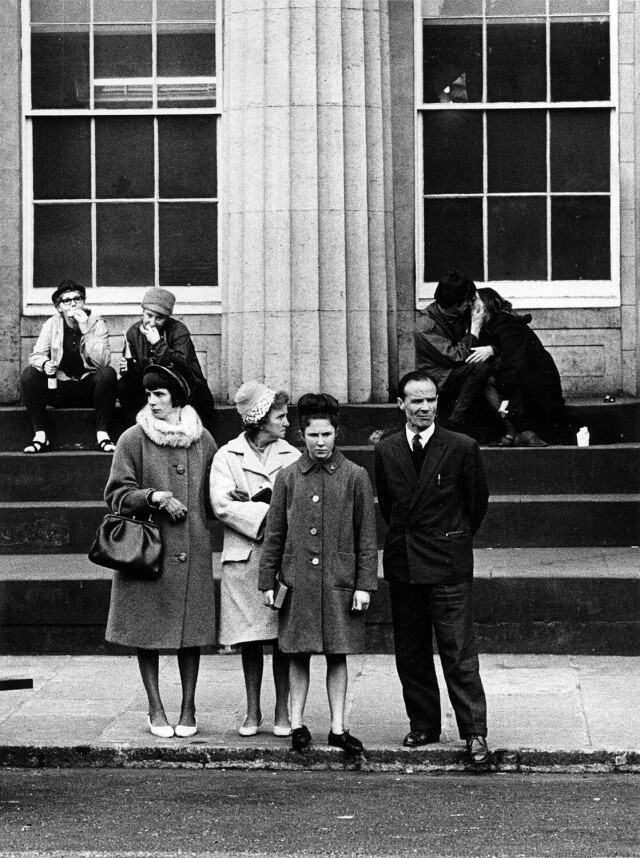 Сидят. Стоят. Целуются. Национальная галерея Шотланди, Эдинбург, 1965. Фотограф Роберт Бломфилд