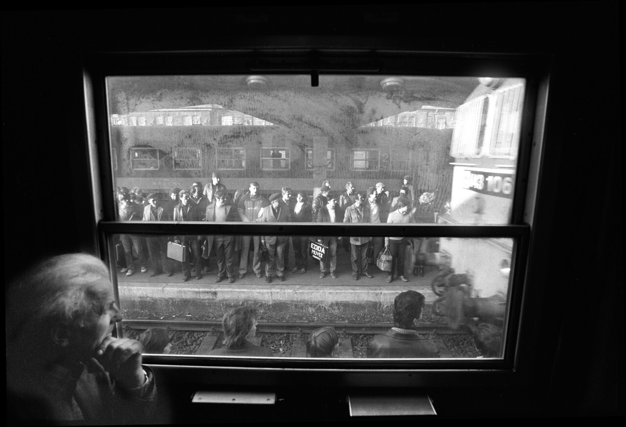 На вокзале города Мишкольц, 1984.  Фотограф Петер Корниш