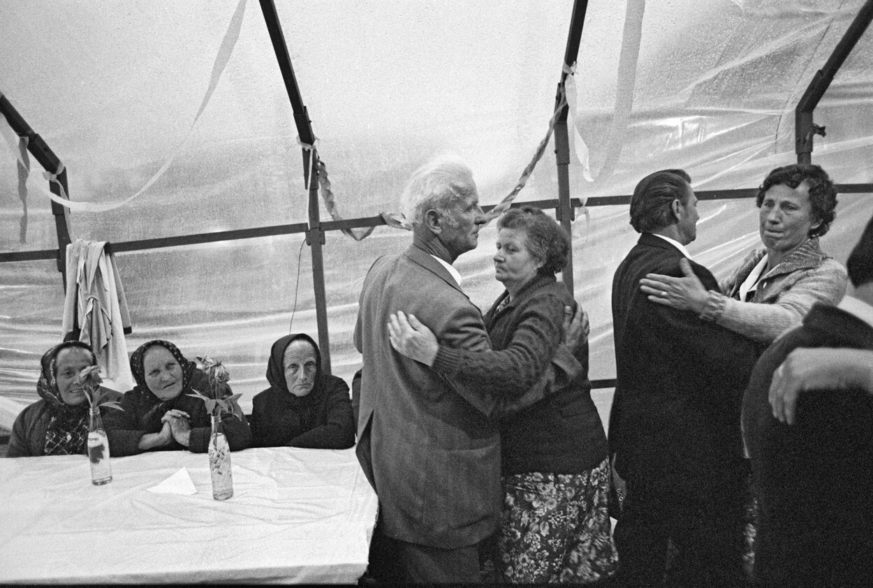 На свадьбе, 1986. Фотограф Петер Корниш