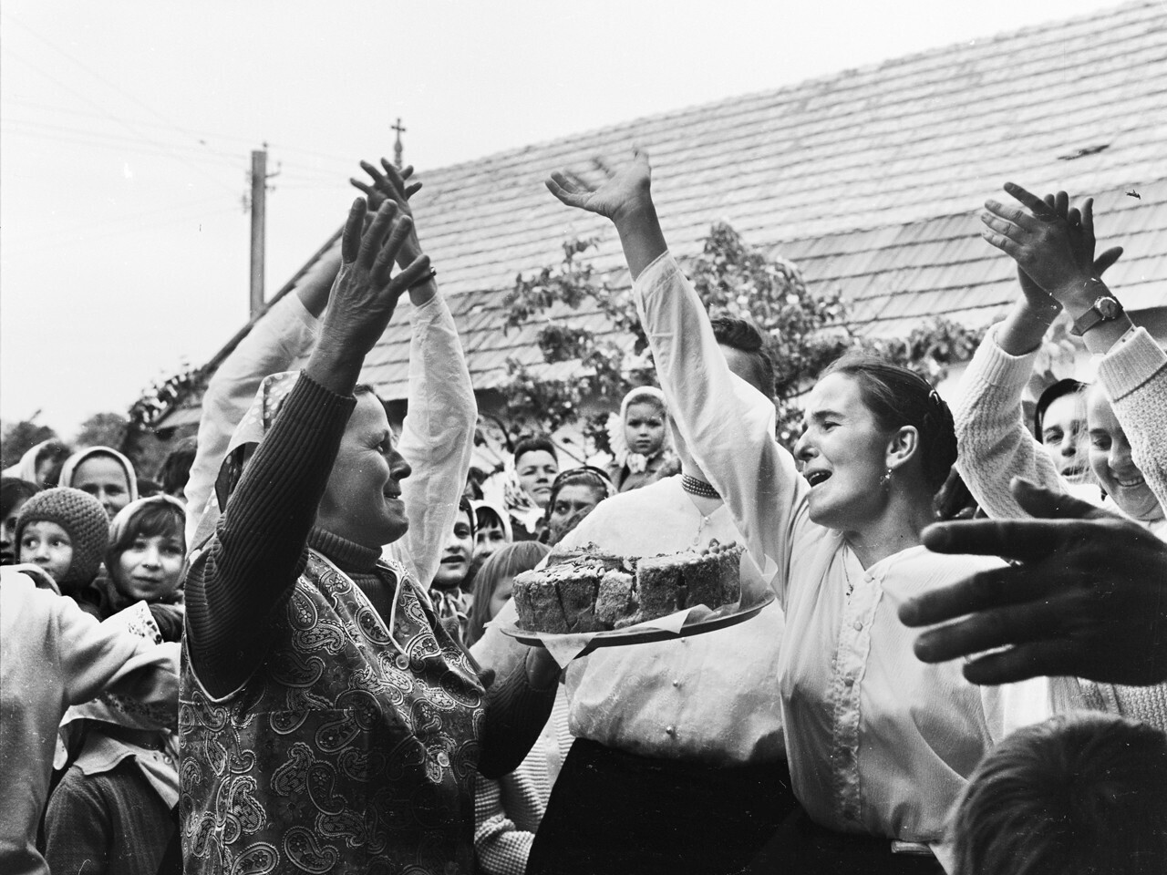 Свадебный танец с караваем, 1970. Фотограф Петер Корниш / Фото / Камералабс