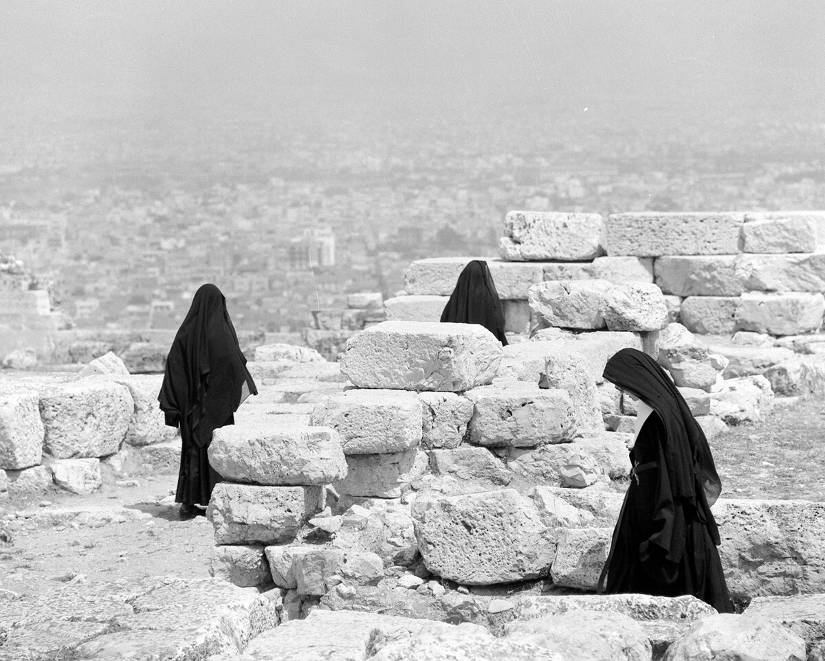 Среди камней, 1964. Фотограф Петер Корниш