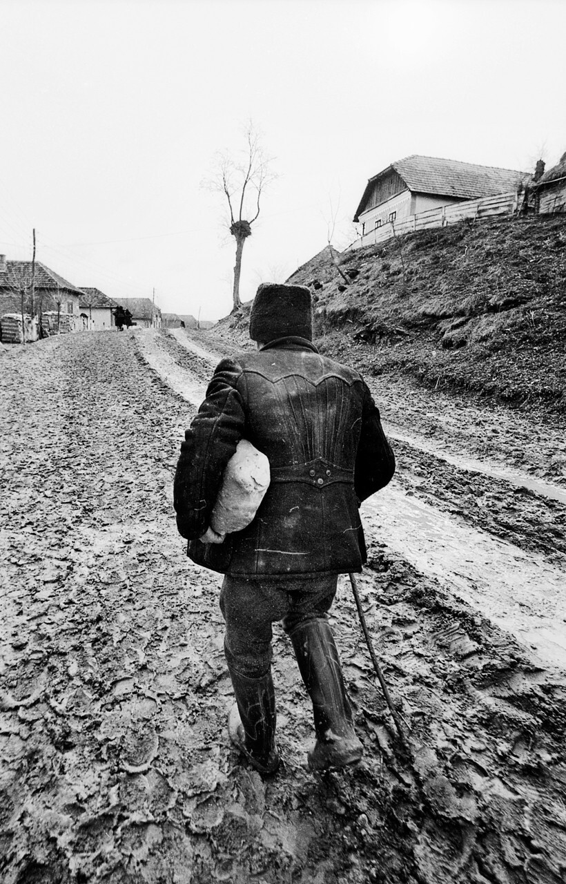 Старик направляется домой с хлебом, 1974. Фотограф Петер Корниш