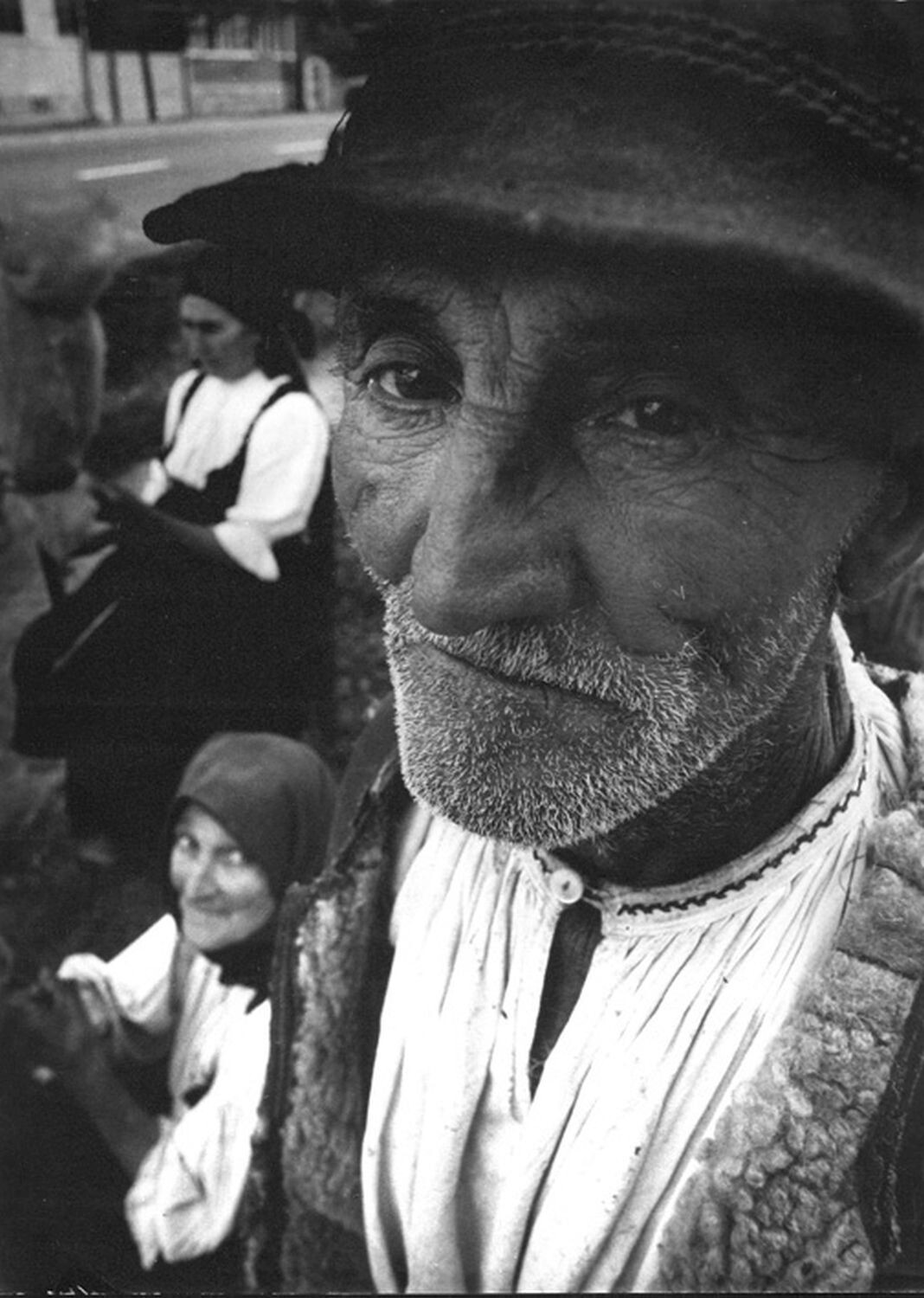 Старик со старухами, 1974. Фотограф Петер Корниш